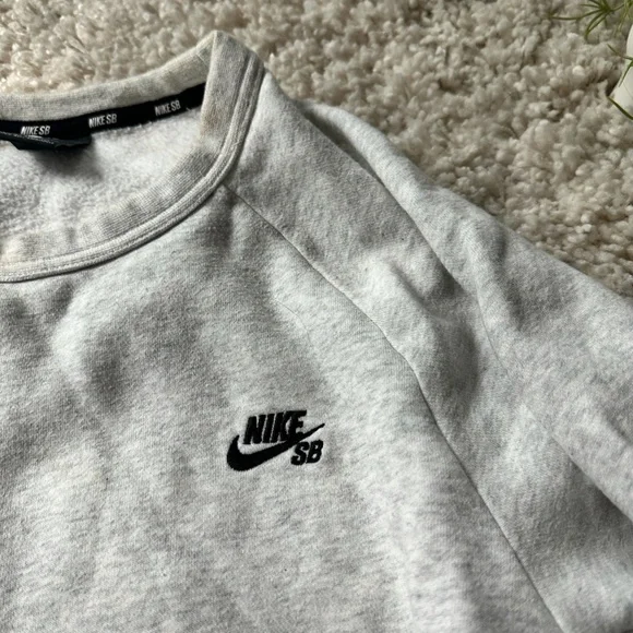 Nike SB cute lightest grey comfy streetwear athletic brand crewneck swea… - Picture 2 of 4